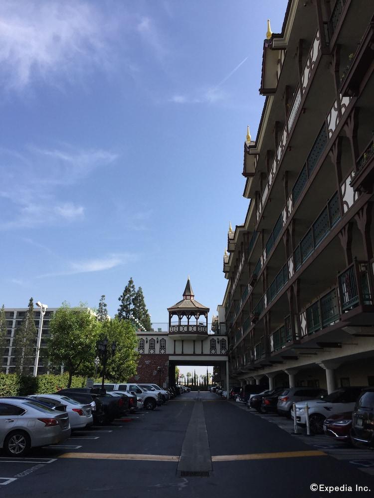 Anaheim Camelot Inn & Suites Екстериор снимка