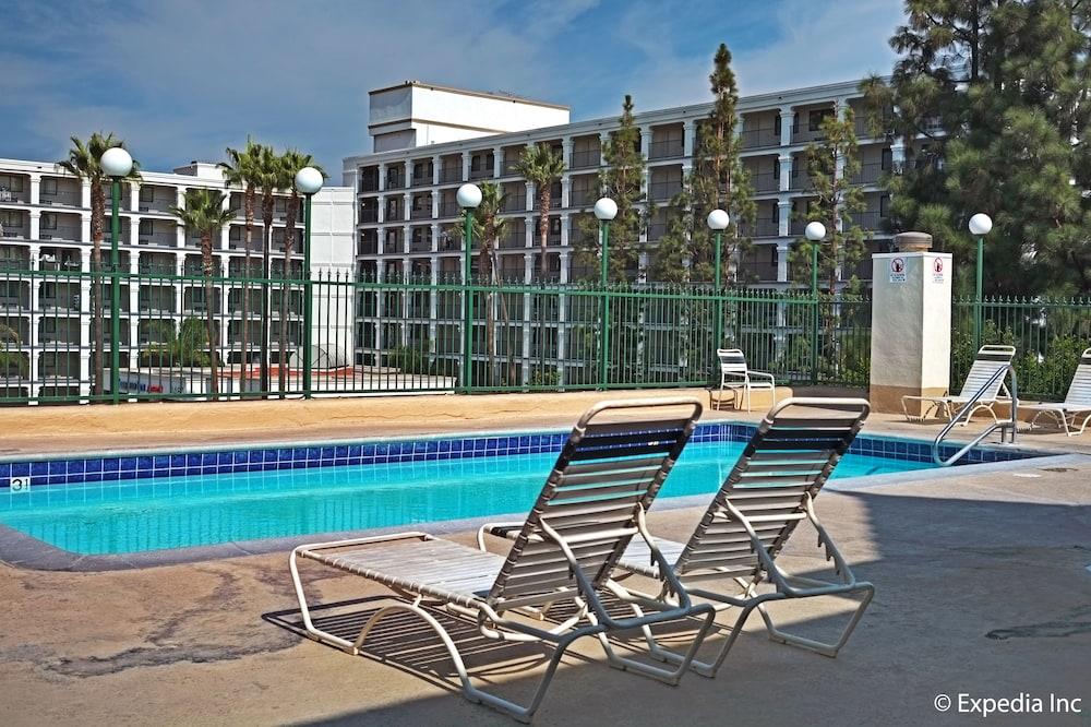 Anaheim Camelot Inn & Suites Екстериор снимка