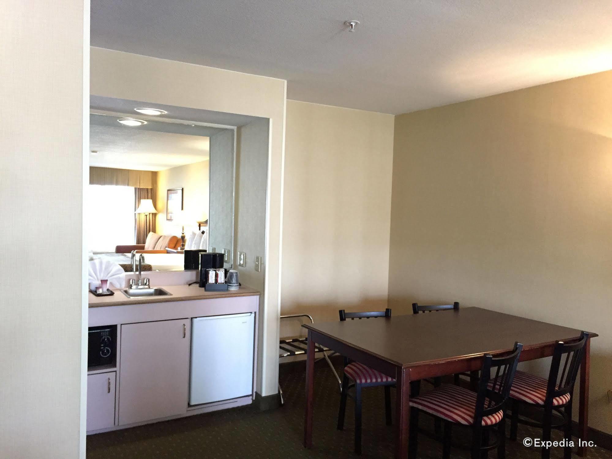 Anaheim Camelot Inn & Suites Екстериор снимка