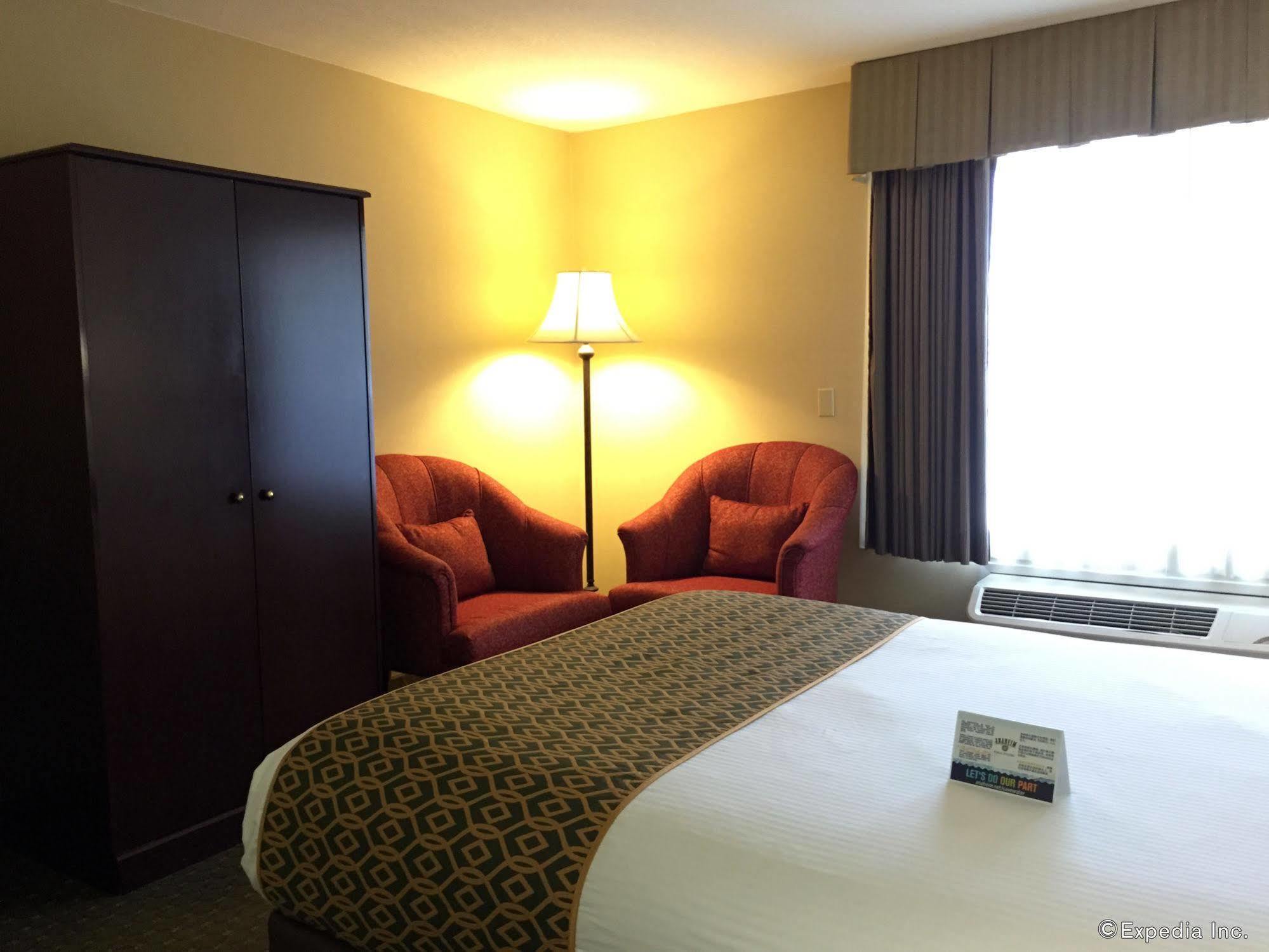 Anaheim Camelot Inn & Suites Екстериор снимка