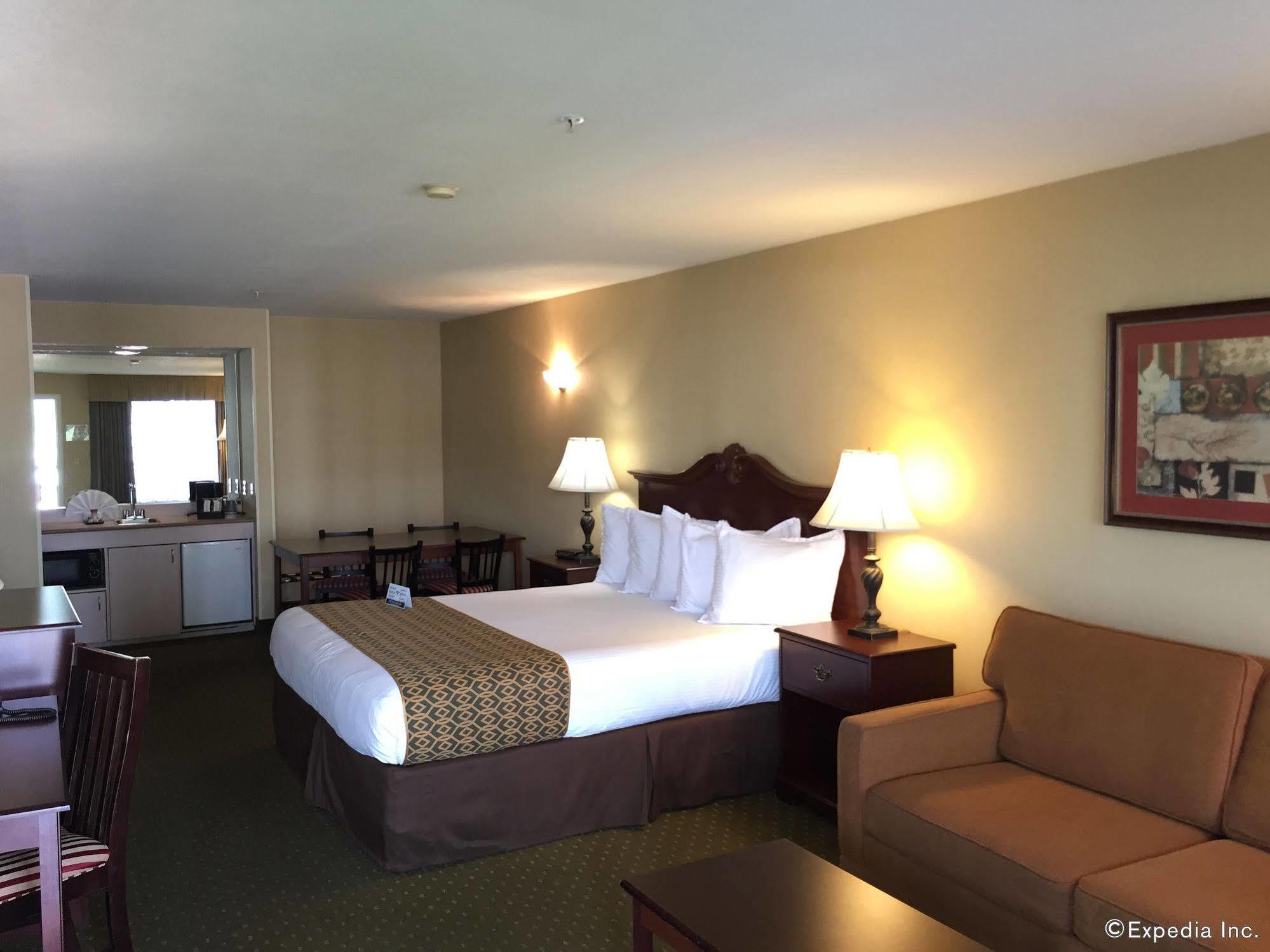 Anaheim Camelot Inn & Suites Екстериор снимка