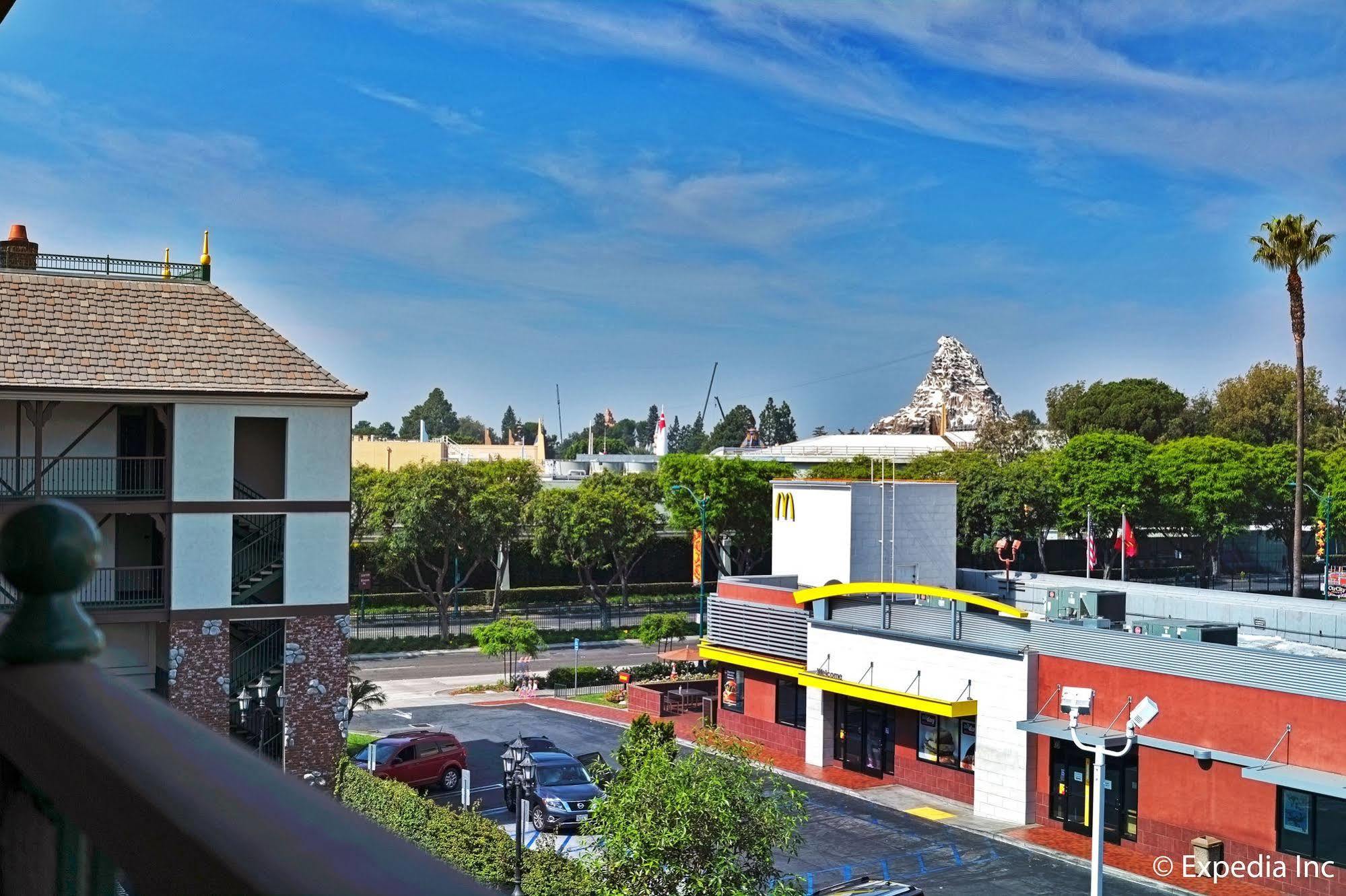 Anaheim Camelot Inn & Suites Екстериор снимка