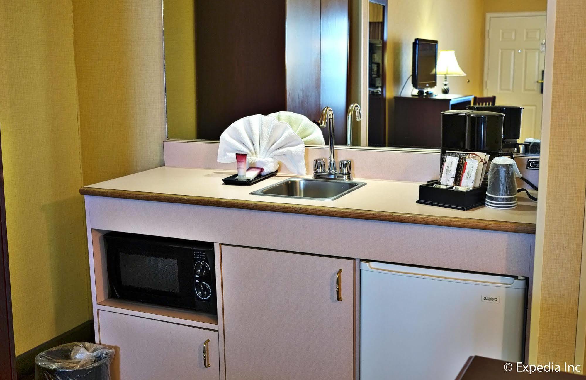 Anaheim Camelot Inn & Suites Екстериор снимка