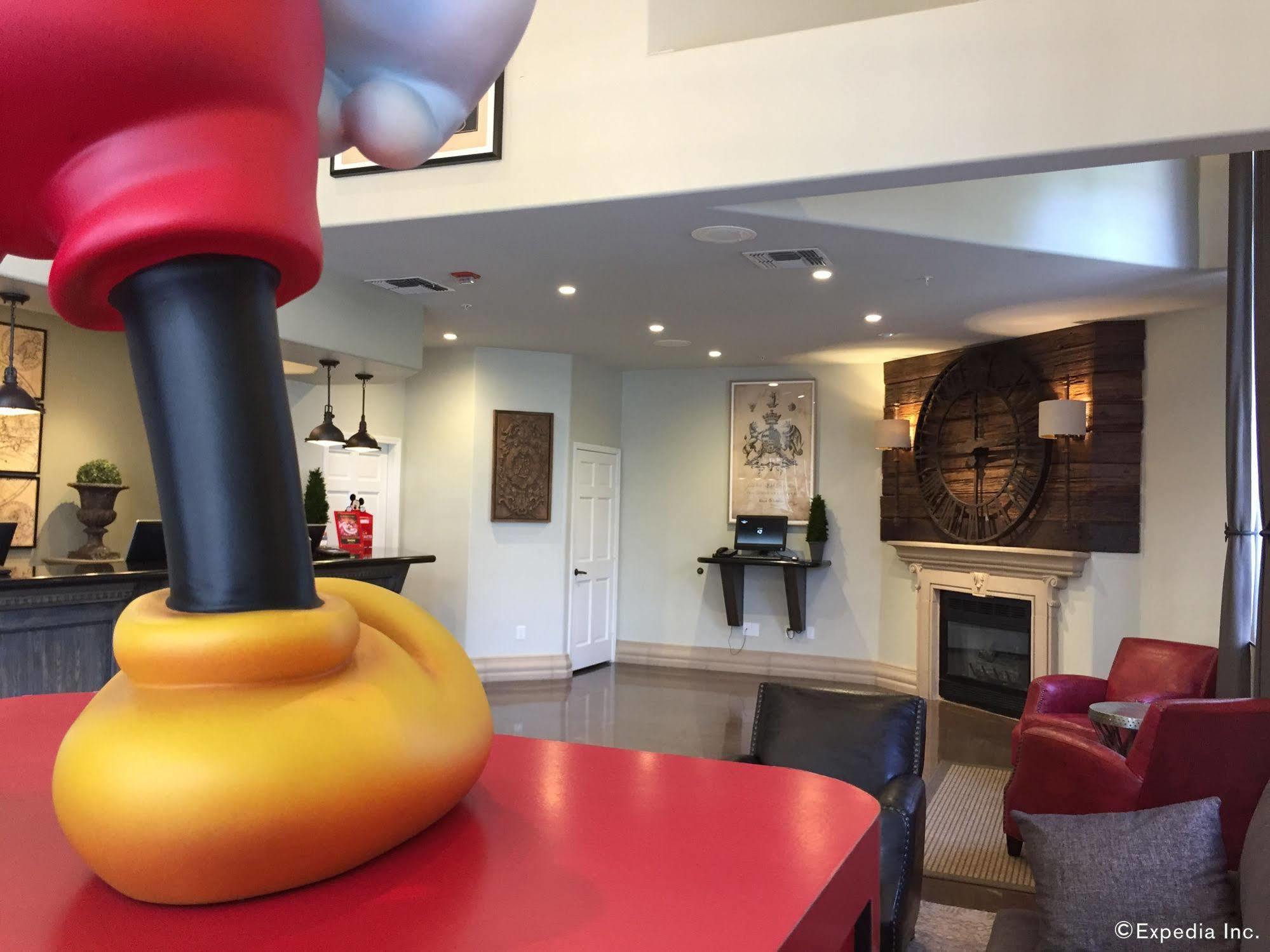 Anaheim Camelot Inn & Suites Екстериор снимка
