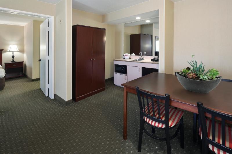 Anaheim Camelot Inn & Suites Екстериор снимка